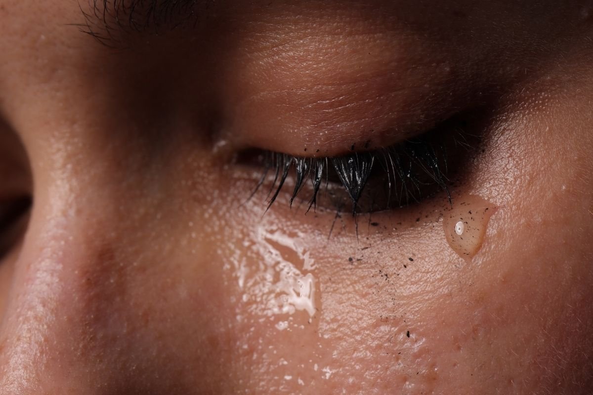 Pressao financeira e emocional em imigrantes brasileiros impactos na saude mental